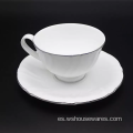 Hueso de porcelana blanca con borde dorado en relieve